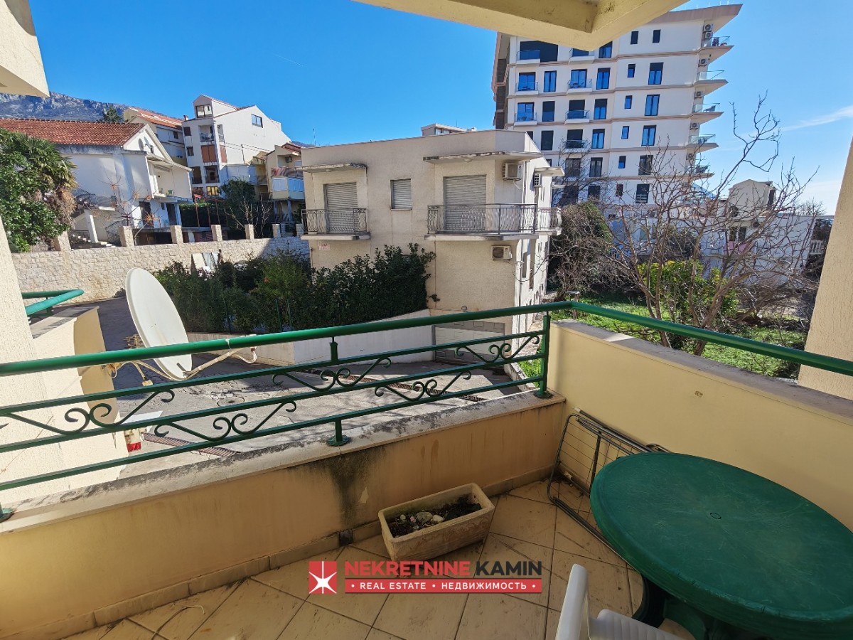 Budva, Bečići – Deniz Yakınında, Park Alanı Olan 2+1 Konforlu Daire